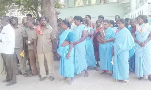 வாலாஜாவில் ஊதியம் வழங்கக் கோரி தூய்மைப் பணியாளர்கள் ஆர்ப்பாட்டம்