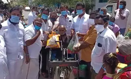சேலம்: மாற்றுத்திறனாளி குடும்பங்களுக்கு  தேமுதிக சார்பில் நிவாரண உதவி சேலம்: மாற்றுத்திறனாளி குடும்பங்களுக்கு  தேமுதிக சார்பில் நிவாரண உதவி