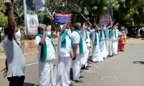 தஞ்சாவூரில் விவசாயிகள் கருப்புக்கொடி ஏந்தி போராட்டம்