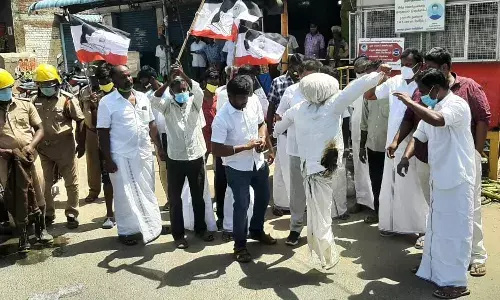 நத்தத்தில், நத்தம் விஸ்வநாதனை கண்டித்து அவரது உருவ பொம்மை எரிப்பு
