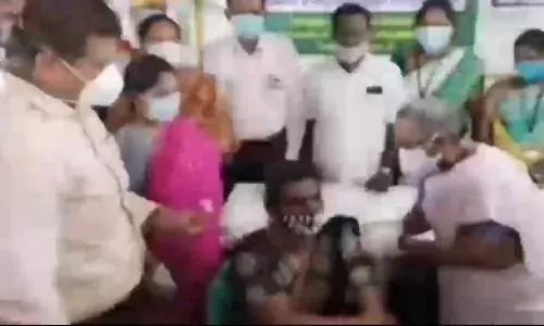 கரூரில் திருநங்கைகளுக்கு கொரோனா தடுப்பூசி: கலெக்டர் பார்வையிட்டு ஆய்வு