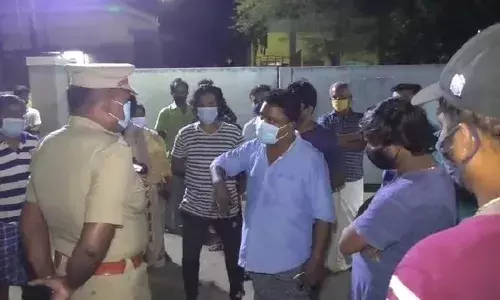 செங்கல்பட்டு  ரப்பர் தொழிற்சாலையை அகற்ற வலியுறுத்தி, இரவில் பொதுமக்கள் முற்றுகை