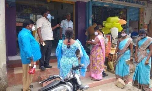 பாப்பிரெட்டிப்பட்டி அருகே தடையை மீறி திறந்த ஜவுளிக்கடைகளுக்கு அபராதம்