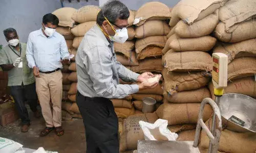 சேலம் அருகே ரூ.4 லட்சம் மதிப்பிலான  பொருட்கள் மாயம்: ரேஷன் கடையில் கலெக்டர் ஆய்வு