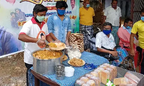 விஜய் பிறந்தநாள்: மாற்றுத்திறனாளிகளுக்கு உணவு வழங்கிய ரசிகர்கள்