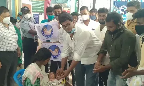 விஜய் பிறந்த தினத்தில் பிறந்த குழந்தைகளுக்கு தங்க மோதிரம் அணிவிப்பு..!