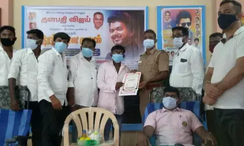 குமாரபாளையத்தில் ரத்ததானம் செய்த விஜய் ரசிகர்கள்