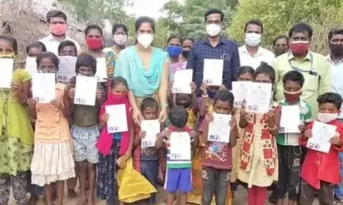 பாலவாக்கம்  இருளர் இன மக்களுக்கு நேரில் சென்று சாதி சான்றிதழை வழங்கிய கோட்டாட்சியர்