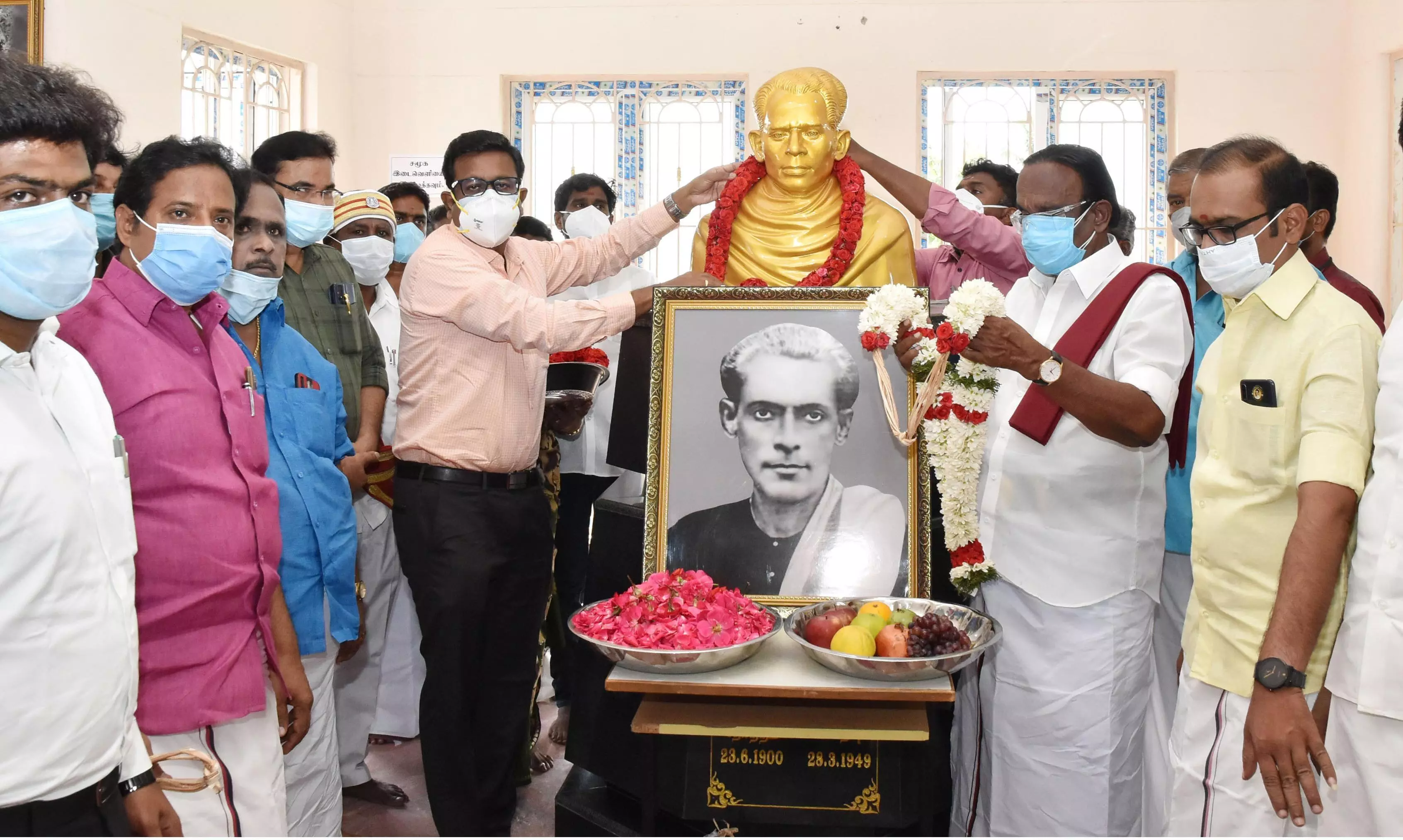 பட்டுக்கோட்டை அழகிரி சிலைக்கு மாவட்ட ஆட்சித் தலைவர் மரியாதை பட்டுக்கோட்டை அழகிரி சிலைக்கு மாவட்ட ஆட்சித் தலைவர் மரியாதை