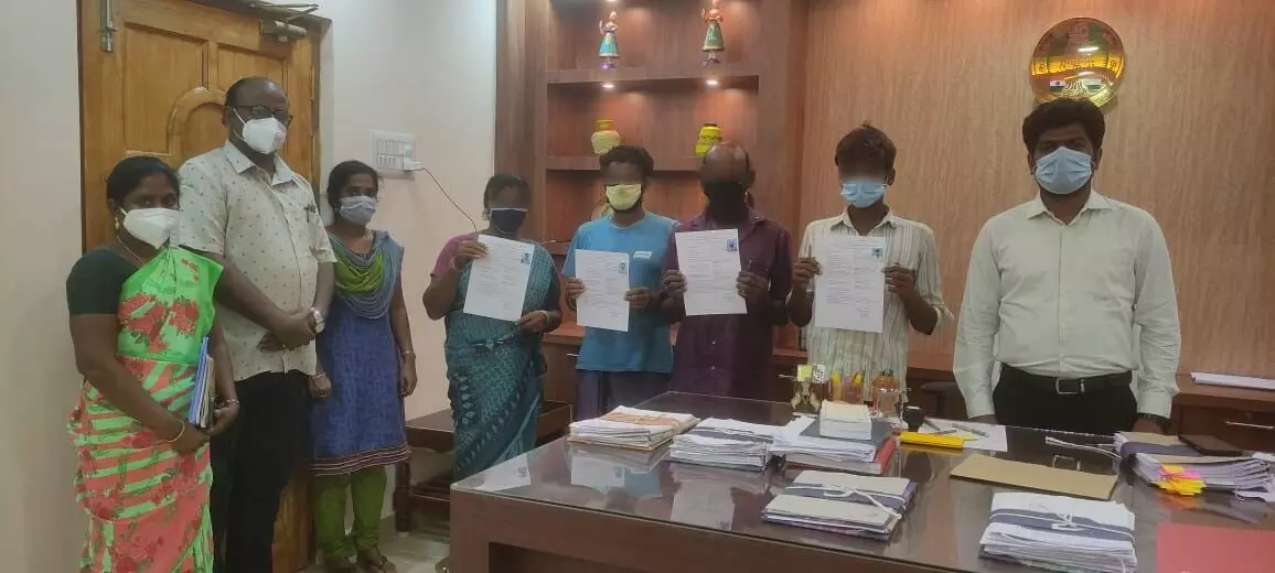 கொத்தடிமைகளாக இருந்த ஒரே குடும்பத்தைச் சேர்ந்த நான்கு பேர் மீட்பு கொத்தடிமைகளாக இருந்த ஒரே குடும்பத்தைச் சேர்ந்த நான்கு பேர் மீட்பு