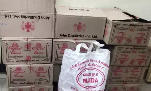 சத்தியமங்கலம்: காரில் மதுபாக்கெட் கடத்திய முன்னாள் அரசு வழக்கறிஞர் தப்பியோட்டம்