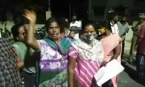 செம்மஞ்சேரி அரசு மருத்துவமனையை திறக்கக் கோரி  பொதுமக்கள் ஆர்பாட்டம்