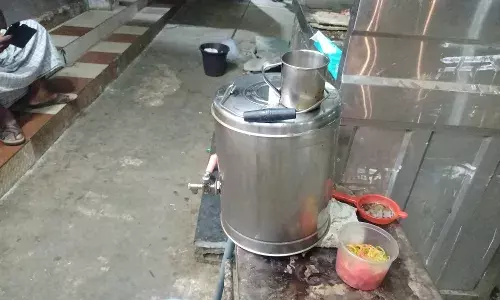 நீடிக்கும் தடை: சூடு பிடித்த கேன்களில் டீ வியாபாரம்