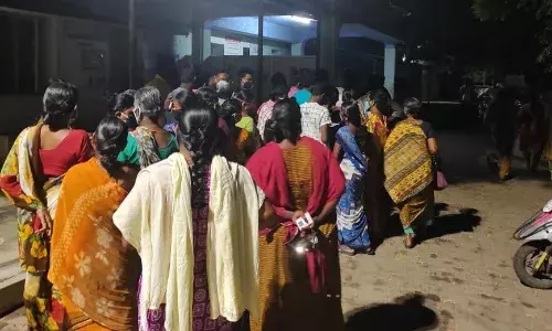 அதிகாலை முதல் காத்திருந்து  தடுப்பூசி போட்ட மக்கள்