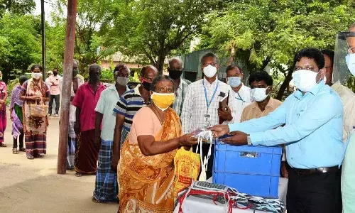 ஆதரவற்றவர்களுக்கு  உணவு, முககவசங்களை வழங்கிய  மாநகராட்சி ஆணையாளர்