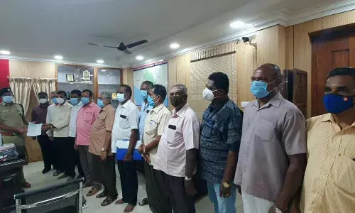 கொரோனா நிவாரண நிதி அளித்த ஓய்வு பெற்ற போலீசார்