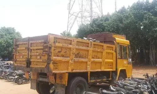 தாராபுரத்தில் அனுமதி்யின்றி   கிராவல் மண் கடத்திய லாரி பறிமுதல்