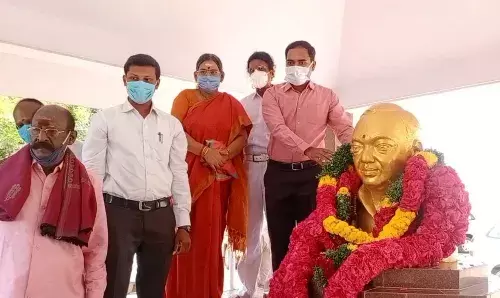 கவிஞர் கண்ணதாசன் பிறந்தநாள்  கலெக்டர் மாலை அணிவித்து மரியாதை