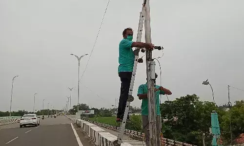 பள்ளிபாளையம் பாலத்தில் வெளிமாவட்ட வாகனங்களை கண்காணிக்க சிசிடிவி கேமரா பொருத்தம்