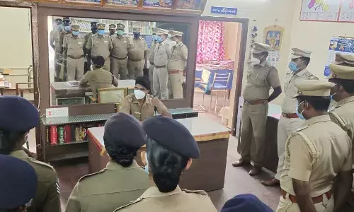 வாணியம்பாடியில் காவல் நிலையங்களில் மாவட்ட எஸ்பி சிபி சக்கரவர்த்தி திடீரென ஆய்வு வாணியம்பாடியில் காவல் நிலையங்களில் மாவட்ட எஸ்பி சிபி சக்கரவர்த்தி திடீரென ஆய்வு