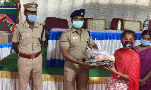 பழங்குடியின குடும்பங்களுக்கு  நிவாரணம்  கோவை போலீஸ் எஸ்.பி. நேரில் வழங்கல்