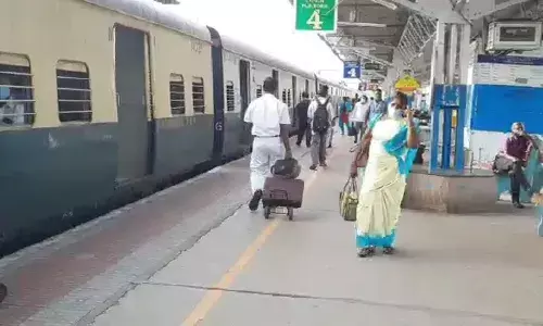 புறநகர் ரயிலில் இன்று முதல் பொது மக்களுக்கு அனுமதி, மகிழ்ச்சியுடன் பயணம்