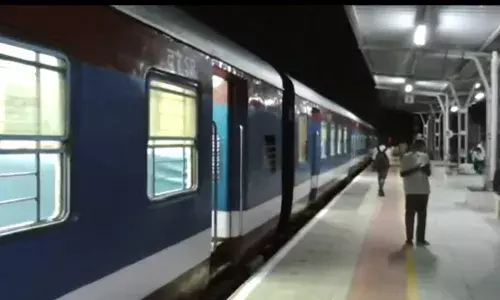 சேலம் – விருத்தாசலம்  ரயில் எஞ்சின் பழுதாகி நின்றதால் பயணிகள்  அவதி