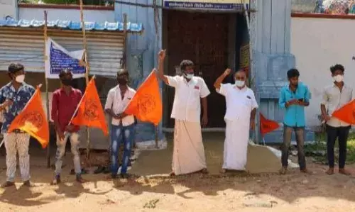 வழிபாட்டு தலங்களை திறக்கக்கோரி  சூடம் ஏற்றி இந்து முன்னணியினர் போராட்டம்