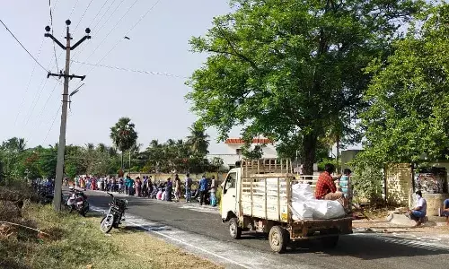 தடுப்பூசி முகாம்களில் அரசியல் கட்சியினர் குறுக்கீடு, தவிக்கும் பொதுமக்கள்