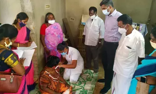 வாணியம்பாடியில் மாற்றுத் திறனாளிகளுக்கு வீடு தேடிச் சென்ற கொரோனா தடுப்பூசி வாணியம்பாடியில் மாற்றுத் திறனாளிகளுக்கு வீடு தேடிச் சென்ற கொரோனா தடுப்பூசி