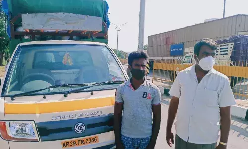 ஆந்திராவிற்கு கடத்த முயன்ற 2 டன் ரேஷன் அரிசி  மினி வேனுடன் பறிமுதல்