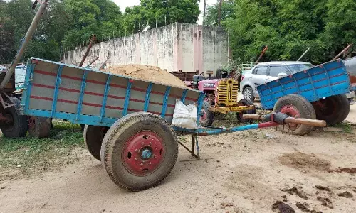 வாணியம்பாடி அருகே மணல் கடத்திய 4 பேர் கைது வாணியம்பாடி அருகே மணல் கடத்திய 4 பேர் கைது