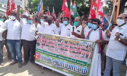 வேளாண்மை சட்டங்களை திரும்பப்பெறுக: ஈரோட்டில் அனைத்து தொழிற்சங்கத்தினர் ஆர்ப்பாட்டம்