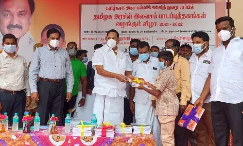ராணிப்பேட்டை அரசுப்பள்ளி மாணவர்களுக்கு இலவசப் பாடபுத்தகங்களை அமைச்சர் காந்தி வழங்கினார்.