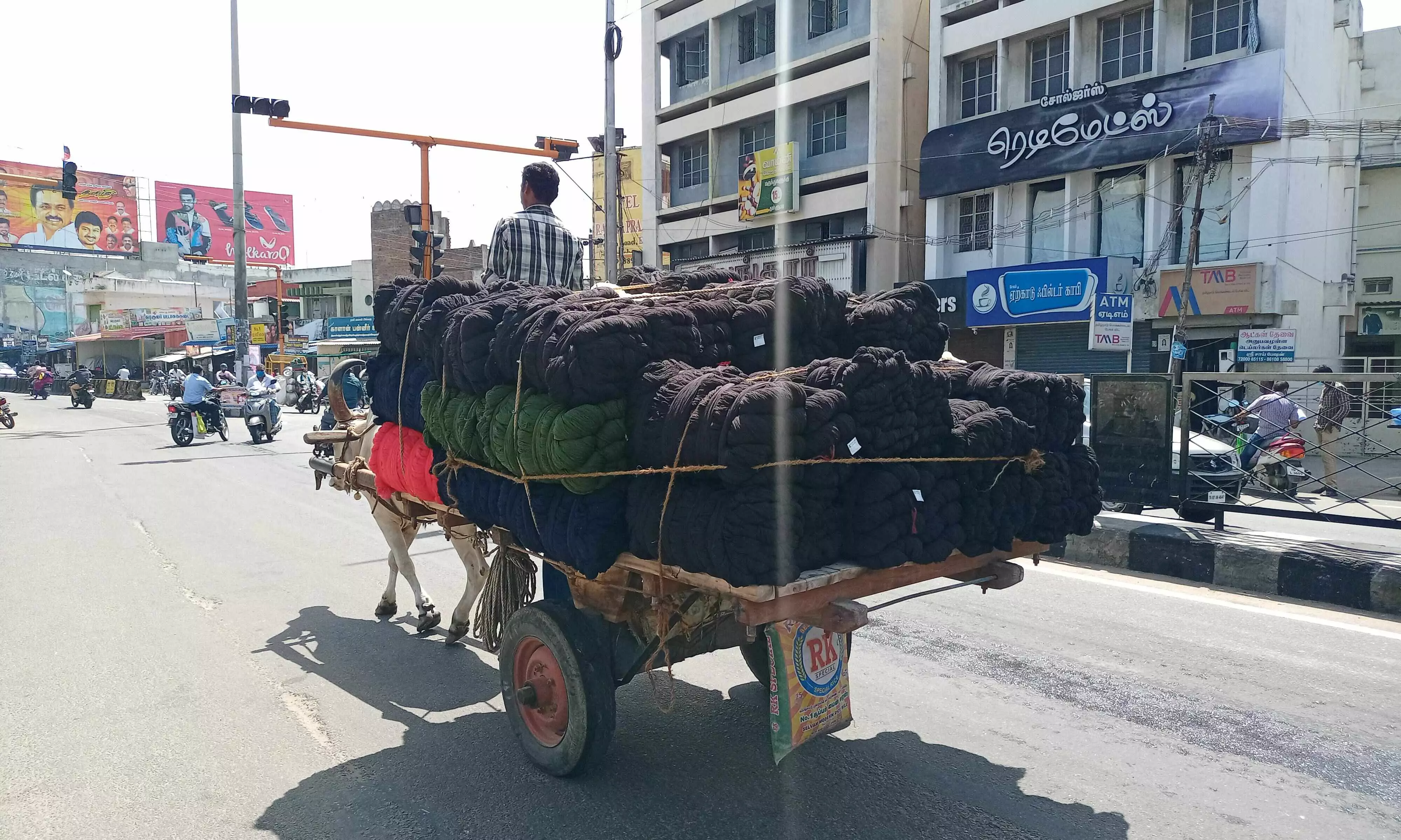 பள்ளிபாளையம்: வாகனங்கள் முடக்கத்தால் மீண்டும் மாட்டு வண்டிகளுக்கு மவுசு! பள்ளிபாளையம்: வாகனங்கள் முடக்கத்தால் மீண்டும் மாட்டு வண்டிகளுக்கு மவுசு!