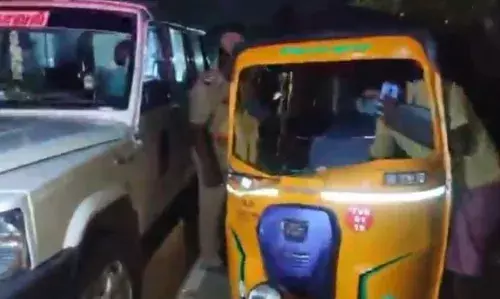 பட்டா கத்தியுடன் பொதுமக்களை விரட்டிய போதை ஆசாமிகள் : சுற்றிவளைத்து பிடித்து போலீசில் ஒப்படைத்த இளைஞர்கள் பட்டா கத்தியுடன் பொதுமக்களை விரட்டிய போதை ஆசாமிகள் : சுற்றிவளைத்து பிடித்து போலீசில் ஒப்படைத்த இளைஞர்கள்