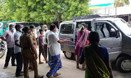 பள்ளிபாளையம் காவல் நிலையத்தில் பெண் தர்ணா: சமாதானம் செய்த போலீசார்
