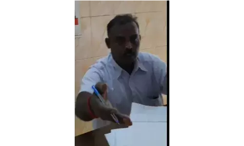 பழனி அரசு மருத்துவமனையில்  லஞ்சம் வாங்கும் ஊழியர்கள்