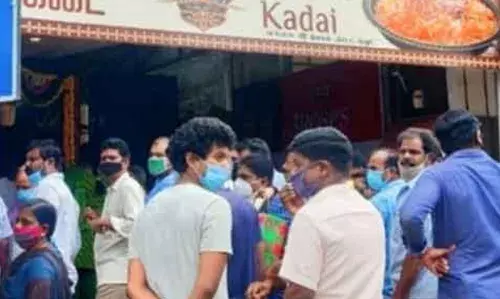 வேலூரில் பிரியாணி வாங்க சமூக இடைவெளியின்றி பொதுமக்கள் முண்டியடித்த கடைக்கு சீல்