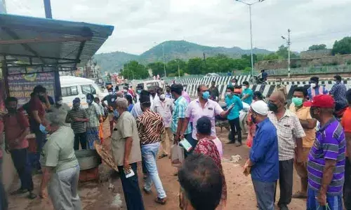 வேலூர் மாநகராட்சியில் கொரோனா விதிகளை மீறிய மீன், இறைச்சி கடைகளுக்கு அபராதம்
