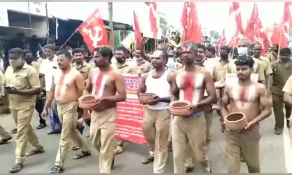 பெட்ரோல் டீசல் விலை உயர்வைக் கண்டித்து சிஐடியு ஆட்டோ ஓட்டுநர் சங்கம் சார்பில் மொட்டையடித்து பிச்சை எடுக்கும் போராட்டம் பெட்ரோல் டீசல் விலை உயர்வைக் கண்டித்து சிஐடியு ஆட்டோ ஓட்டுநர் சங்கம் சார்பில் மொட்டையடித்து பிச்சை எடுக்கும் போராட்டம்
