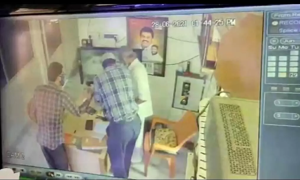 வெளிநாட்டுகாரன் போல நடித்து இரண்டு இடங்களில் பணம் கொள்ளை..! வெளிநாட்டுகாரன் போல நடித்து இரண்டு இடங்களில் பணம் கொள்ளை..!