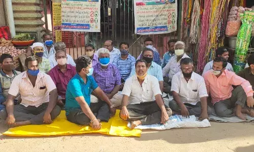 ஆம்பூர் பகுதியில் வியாபாரிகள் போராட்டம்
