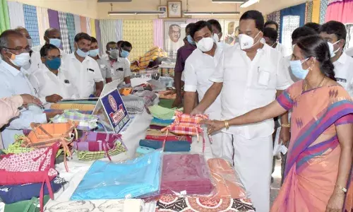 நெசவாளர்களுக்கு ஆண்டு முழுவதும் வேலை கிடைக்க நடவடிக்கை:  அமைச்சர் காந்தி உறுதி
