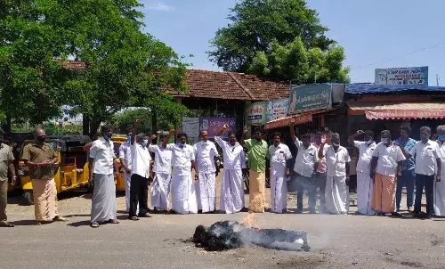 நத்தம் விசுவநாதன் உருவ பொம்மையை எரித்து அமமுக  நிர்வாகிகள் ஆர்ப்பாட்டம்