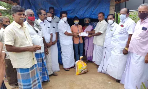 பெற்றோரை இழந்த  சிறுவனுக்கு பேராவூரணி எம்.எல்.ஏ உதவி