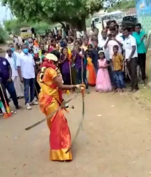 திருமண ஊர்வலத்தில், மணப்பெண் செய்த காரியம் என்ன தெரியுமா? திருமண ஊர்வலத்தில், மணப்பெண் செய்த காரியம் என்ன தெரியுமா?