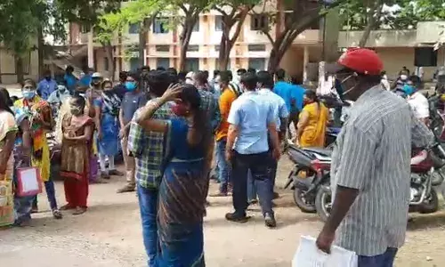 செங்கல்பட்டில் தடுப்பூசி பற்றாக்குறை: ஏமாற்றத்துடன் திரும்பிய இளைஞர்கள்
