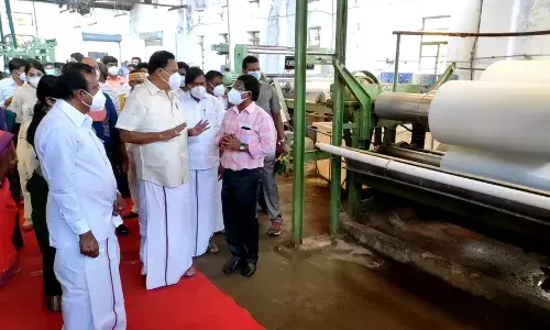 மாணவர்களுக்கு குறித்த காலத்தில் சீருடைகள் அனுப்ப வேண்டும் : அமைச்சர் காந்தி உத்தரவு