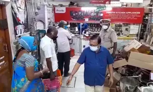 கரூரில் ஊரடங்கு விதிமீறல்: 20 கடைகளுக்கு தலா 5 ஆயிரம் அபராதம்
